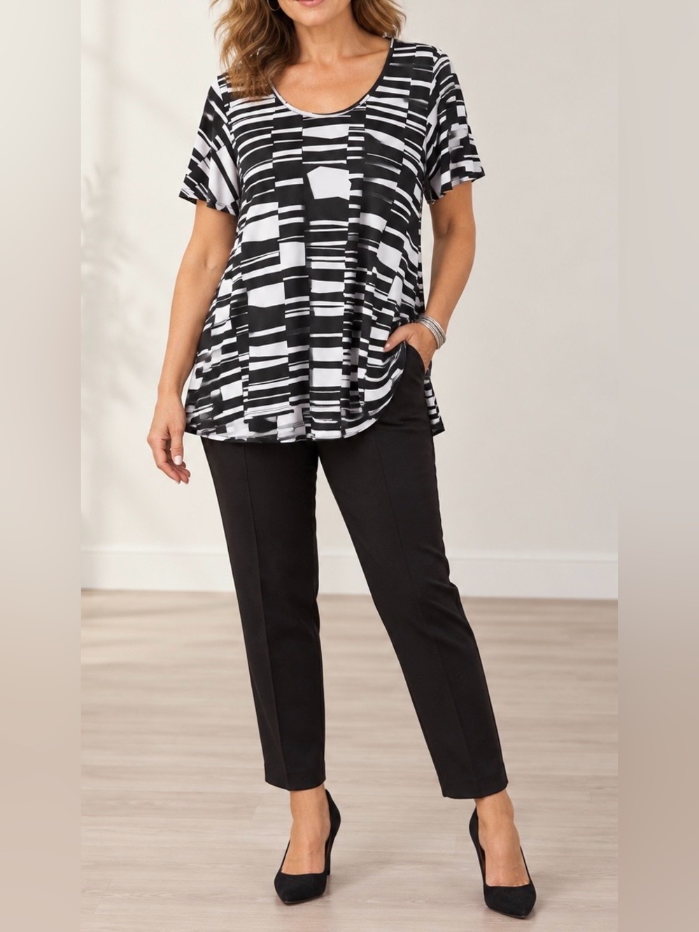 Avenue Women’s Top 14/16 Black White Abstract Print Back Zip Short Sleeve